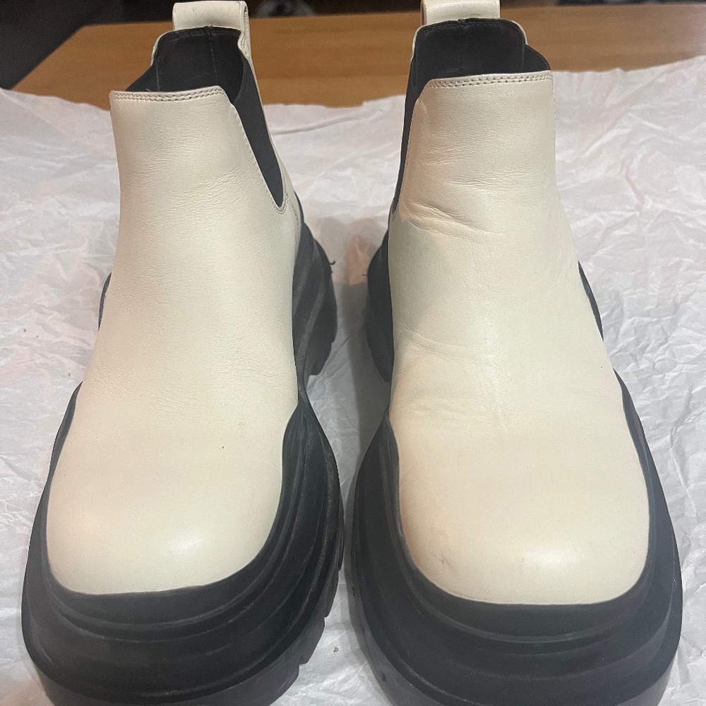Bottega Veneta Tire Chelsea Ankle Boots in Ivory